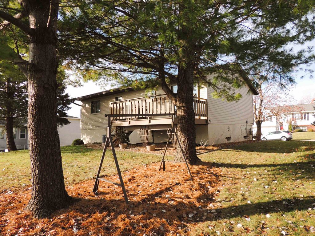 Photo of 1650 Alicia Street, Dubuque, IA 52002 (MLS # 153512)