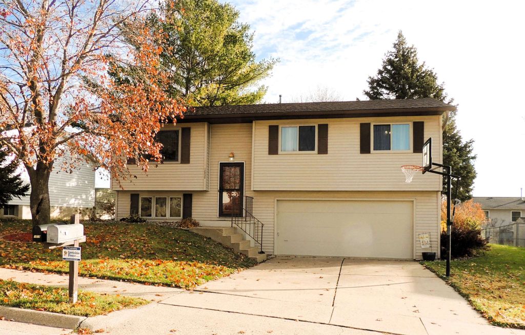 Photo of 1650 Alicia Street, Dubuque, IA 52002 (MLS # 153512)