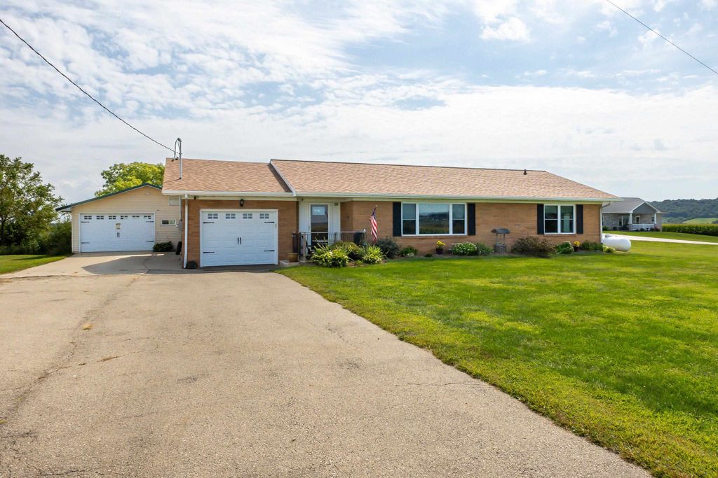 Photo of 7389 Olde Massey Road, Dubuque, IA 52003 (MLS # 152892)