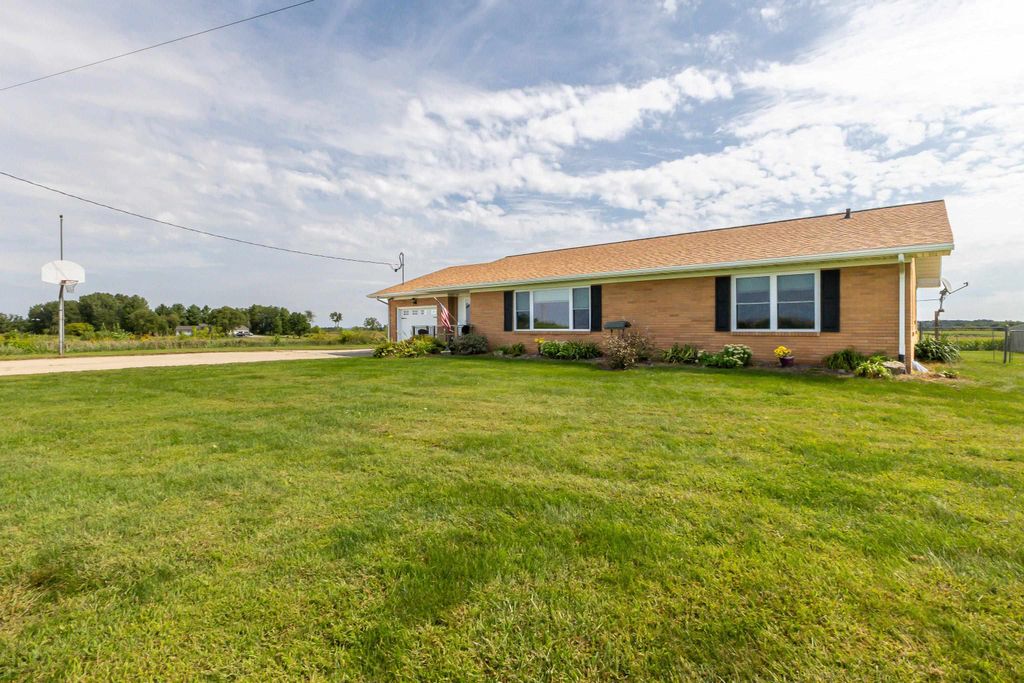 Photo of 7389 Olde Massey Road, Dubuque, IA 52003 (MLS # 152892)
