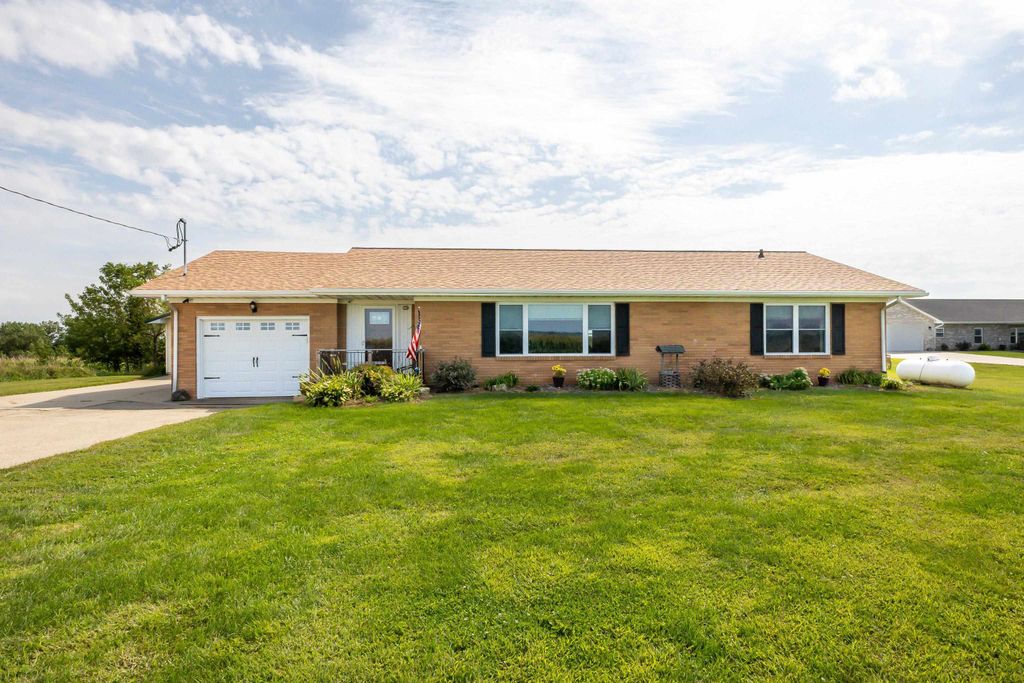 Photo of 7389 Olde Massey Road, Dubuque, IA 52003 (MLS # 152892)