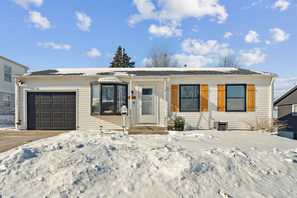 Photo of 1723 Richie Drive, Dubuque, IA 52002 (MLS # 153873)