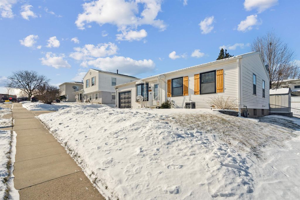 Photo of 1723 Richie Drive, Dubuque, IA 52002 (MLS # 153873)