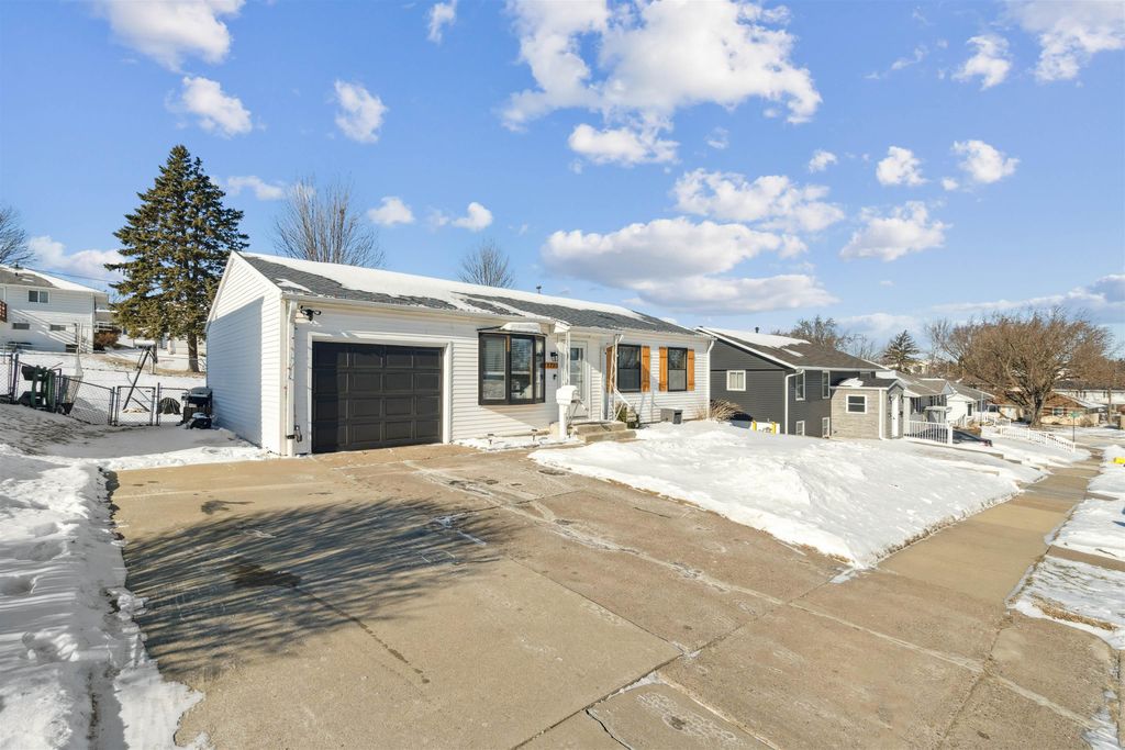 Photo of 1723 Richie Drive, Dubuque, IA 52002 (MLS # 153873)