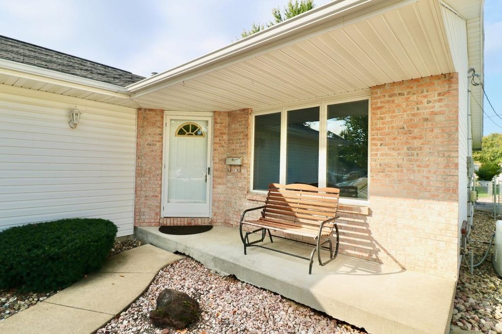 Photo of 2035 Broadlawn Road, Dubuque, IA 52001 (MLS # 153235)