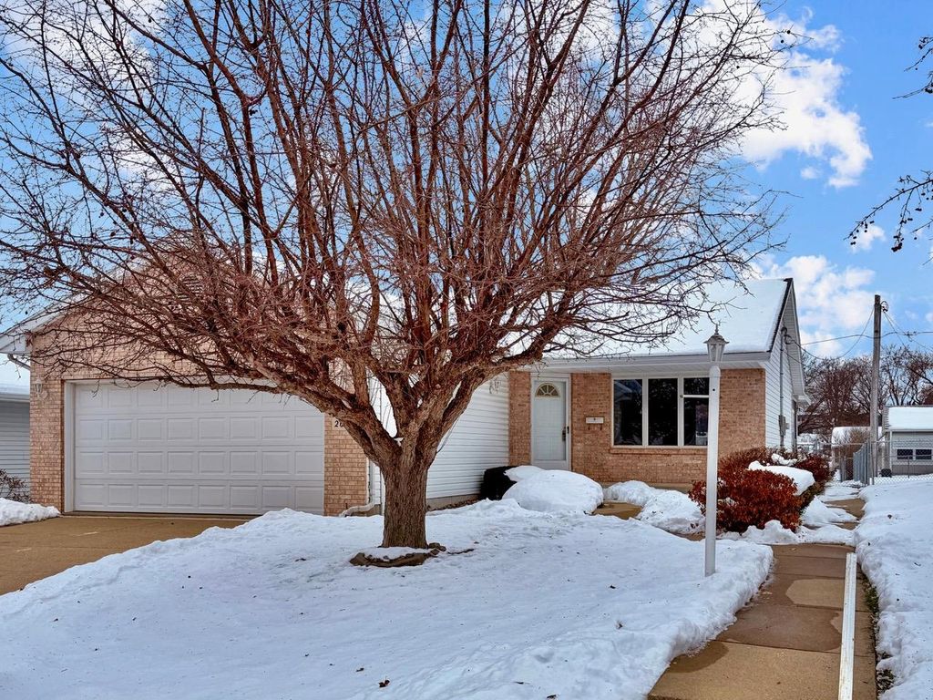 Photo of 2035 Broadlawn Road, Dubuque, IA 52001 (MLS # 153235)