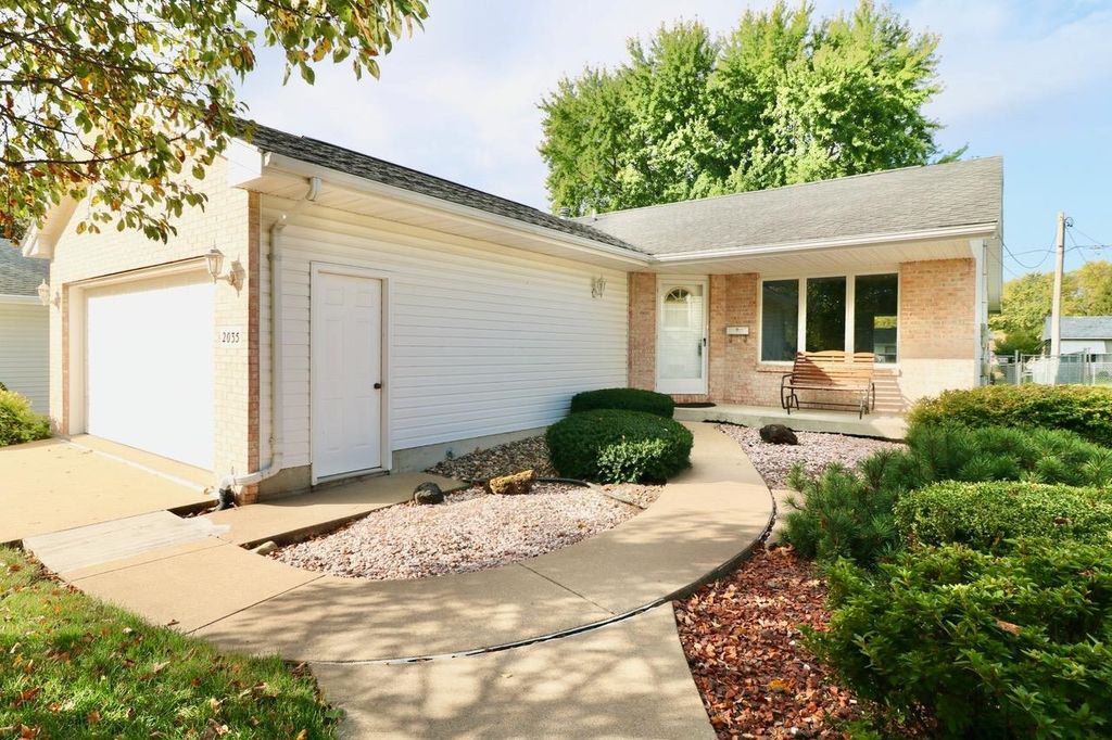 Photo of 2035 Broadlawn Road, Dubuque, IA 52001 (MLS # 153235)