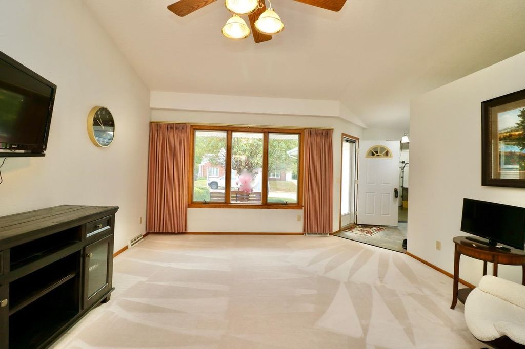 Photo of 2035 Broadlawn Road, Dubuque, IA 52001 (MLS # 153235)