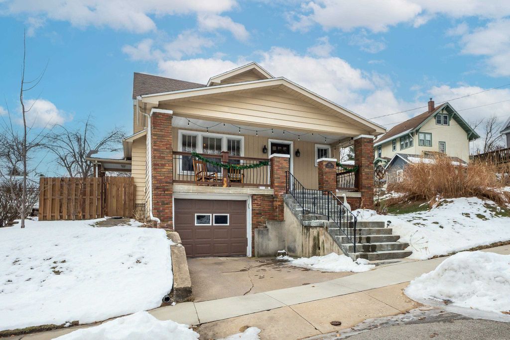 Photo of 60 S Booth Street, Dubuque, IA 52003 (MLS # 153643)