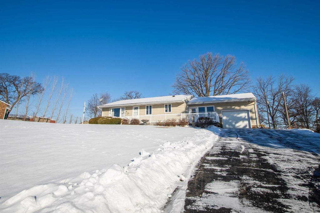 Photo of 15921 Middle Road, Dubuque, IA 52002 (MLS # 153902)