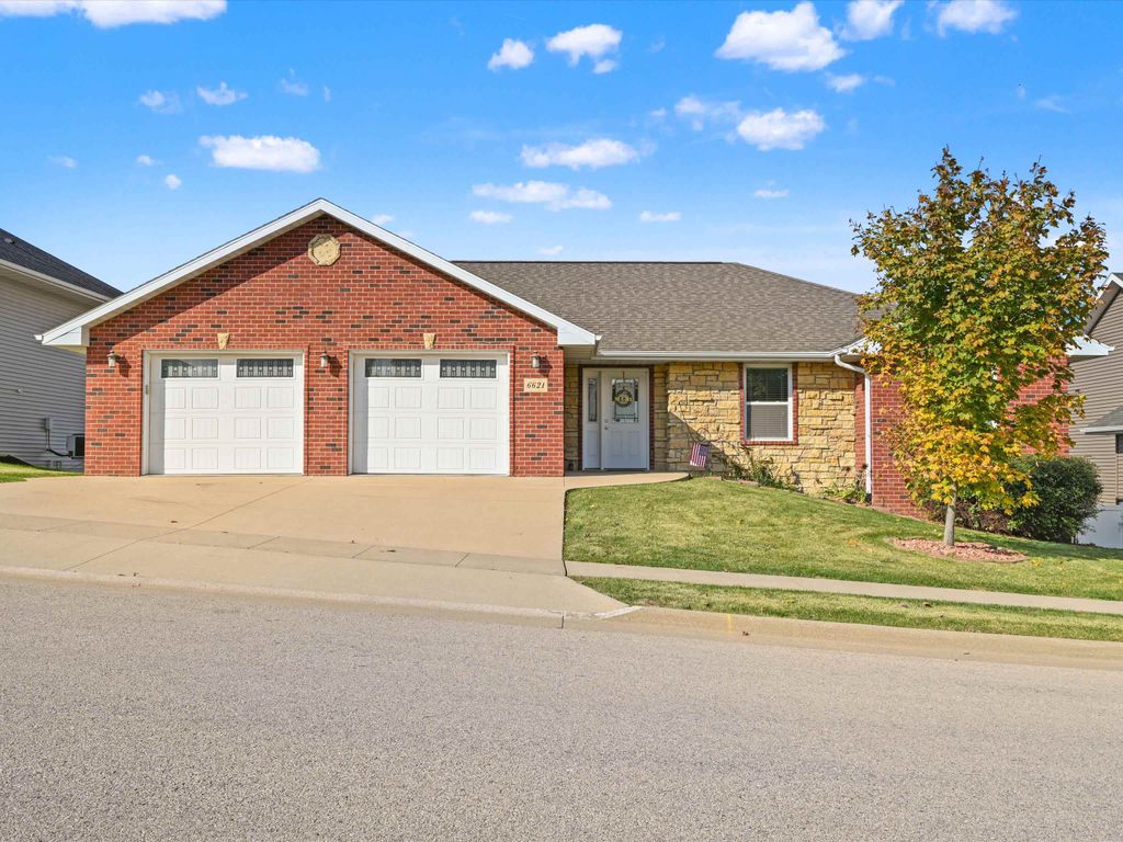 Photo of 6621 S Dorchester Lane, Dubuque, IA 52003 (MLS # 153392)