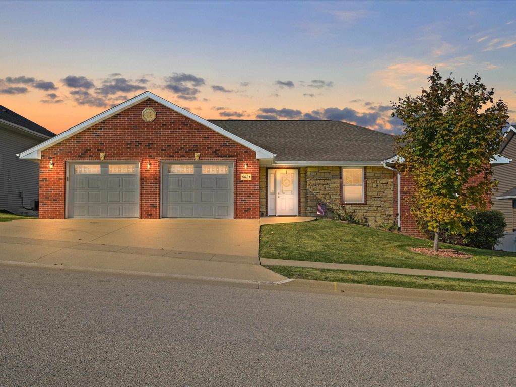 Photo of 6621 S Dorchester Lane, Dubuque, IA 52003 (MLS # 153392)