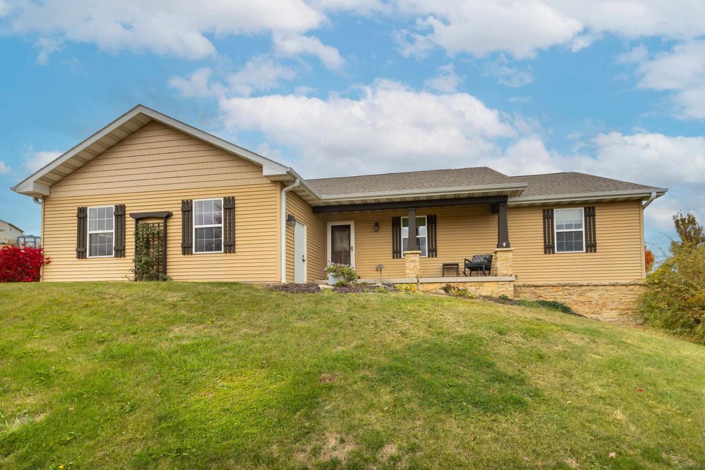 Photo of 725 Tanzanite Drive, Dubuque, IA 52001 (MLS # 153419)