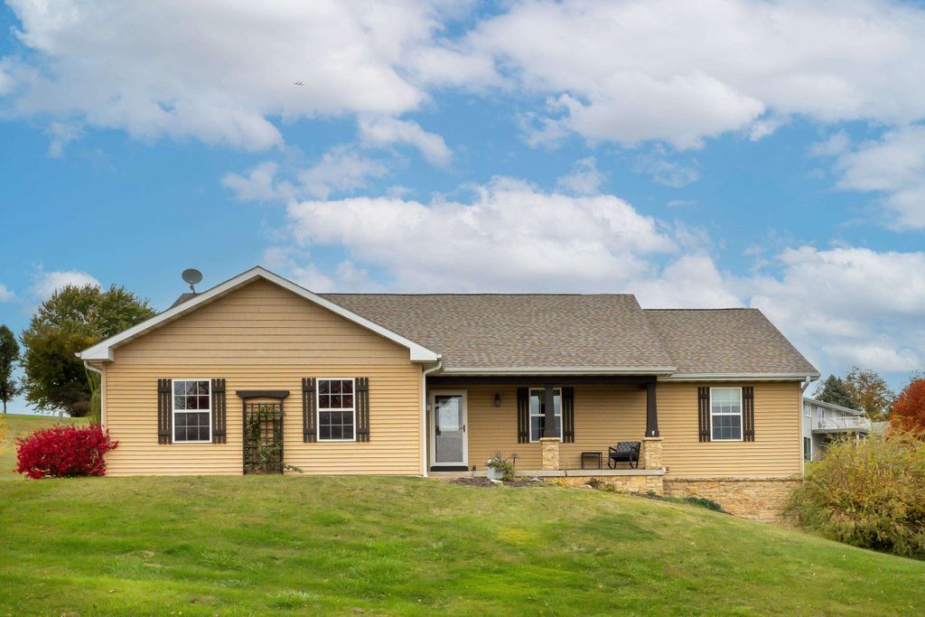 Photo of 725 Tanzanite Drive, Dubuque, IA 52001 (MLS # 153419)