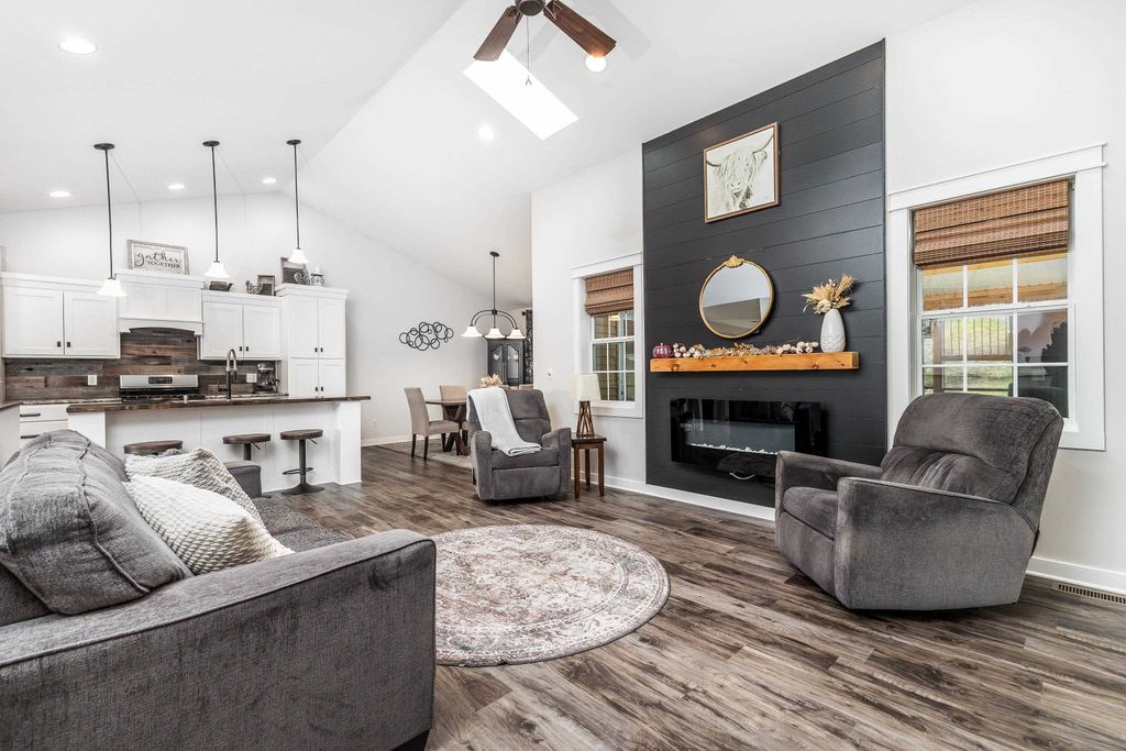 Photo of 725 Tanzanite Drive, Dubuque, IA 52001 (MLS # 153419)