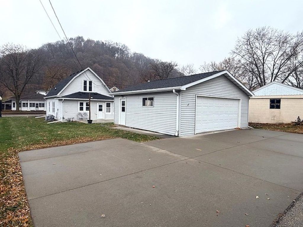 Photo of 507 N 2nd Street, Bellevue, IA 52031 (MLS # 153511)