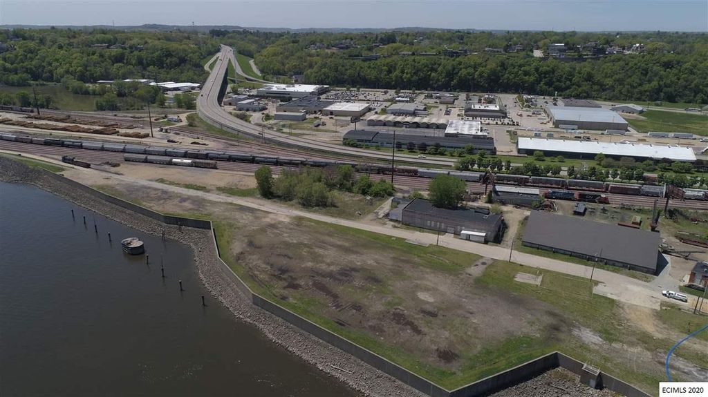 Photo of 130 Terminal Street, Dubuque, IA 52001 (MLS # 140263)