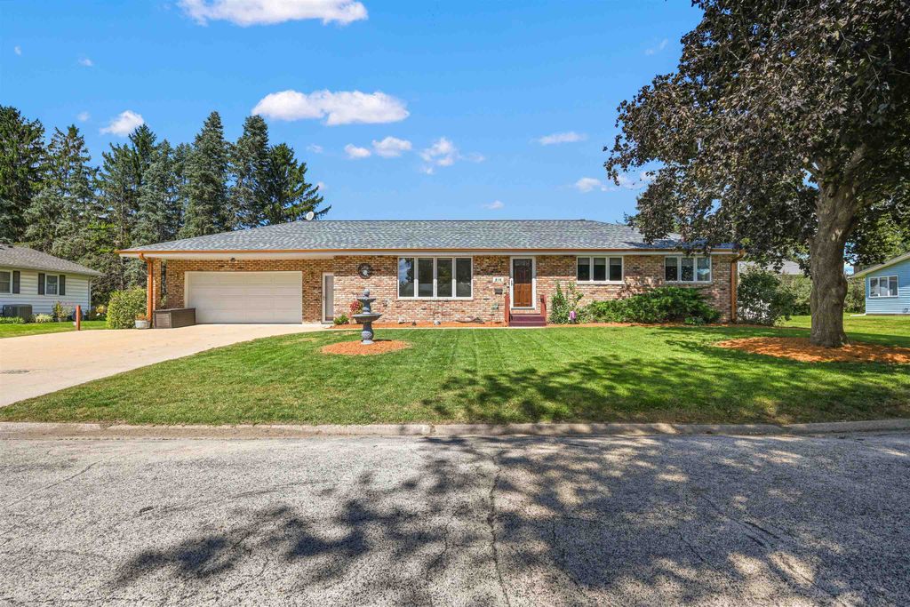 Photo of 816 Vine Street, Maquoketa, IA 52060 (MLS # 152933)
