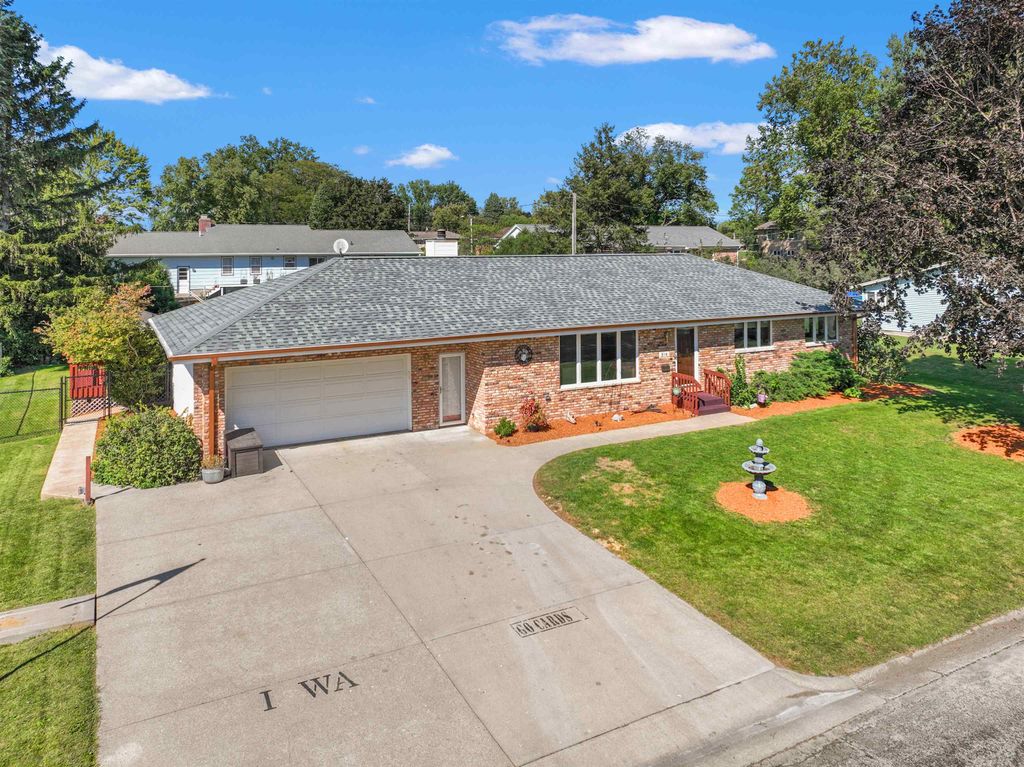 Photo of 816 Vine Street, Maquoketa, IA 52060 (MLS # 152933)