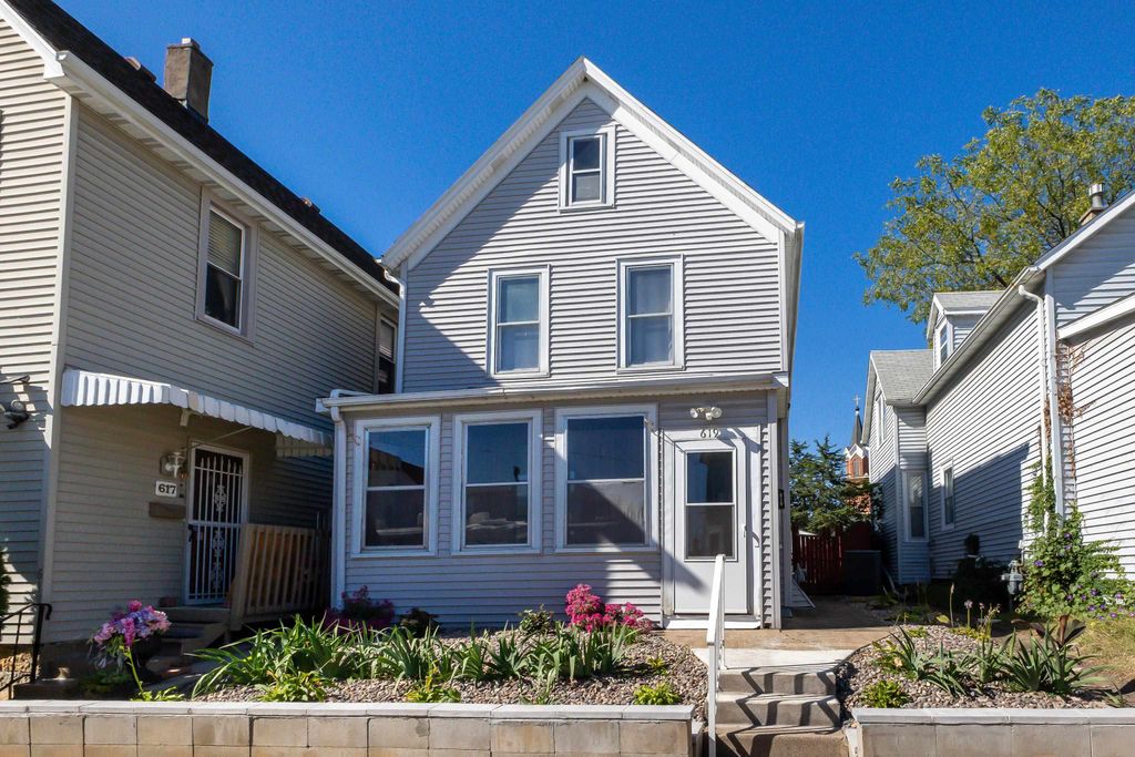 Photo of 619 Lincoln Avenue, Dubuque, IA 52001 (MLS # 153231)