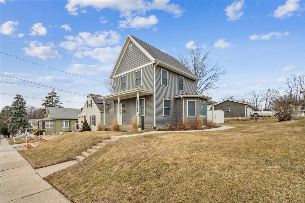 Photo of 1775 Hale Street, Dubuque, IA 52001 (MLS # 153984)