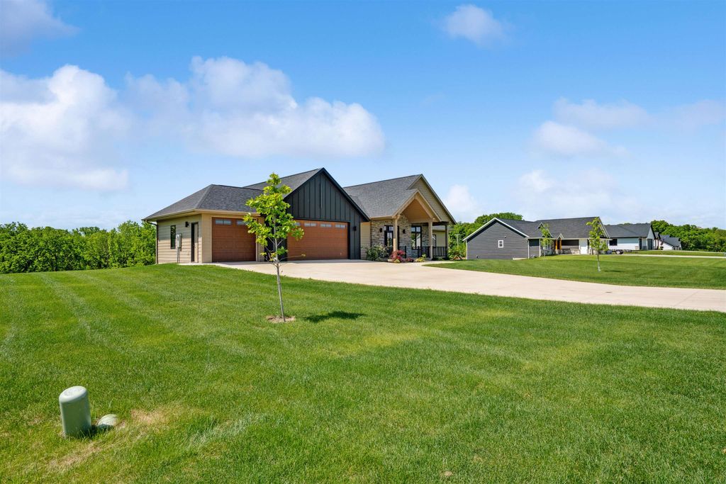 Photo of 12088 Timber Court, Dubuque, IA 52001 (MLS # 151450)