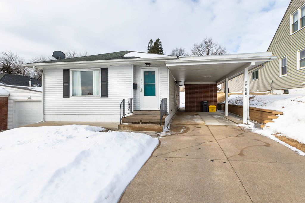 Photo of 2185 Broadlawn Road, Dubuque, IA 52001 (MLS # 153907)