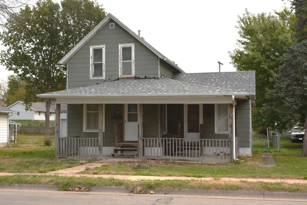 Photo of 309 S Vermont Street, Maquoketa, IA 52060 (MLS # 153366)