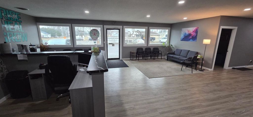 Photo of 1021 SE 2nd Avenue, Suite B Ave, Dyersville, IA 52040 (MLS # 154103)