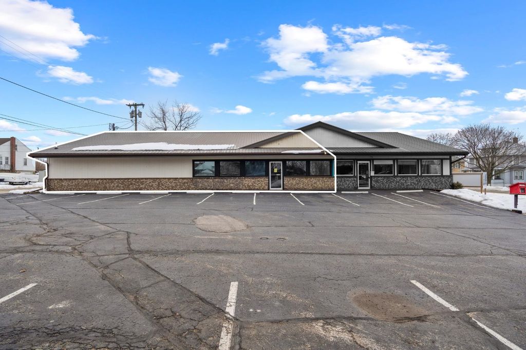 Photo of 1021 SE 2nd Avenue, Suite B Ave, Dyersville, IA 52040 (MLS # 154103)