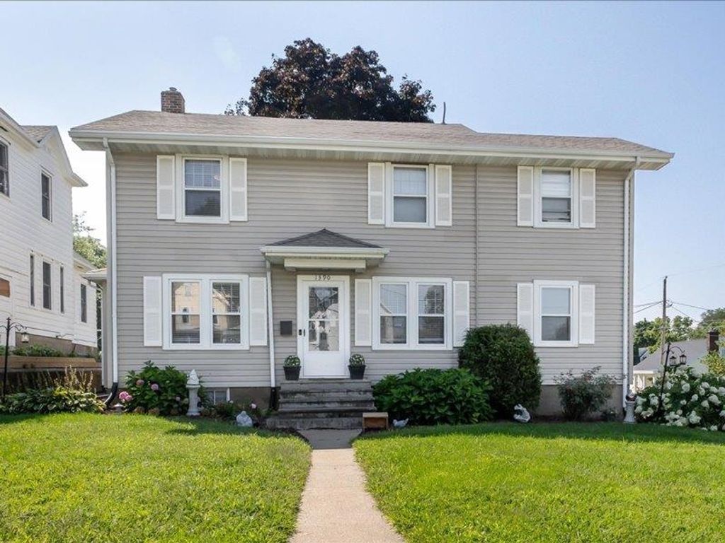 Photo of 1390 Loras Boulevard, Dubuque, IA 52001 (MLS # 152822)