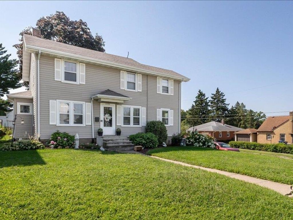 Photo of 1390 Loras Boulevard, Dubuque, IA 52001 (MLS # 152822)