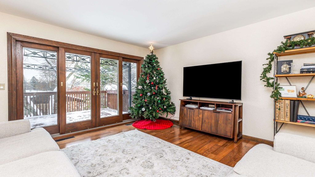 Photo of 3116 Spring Valley Road, Dubuque, IA 52001 (MLS # 153567)