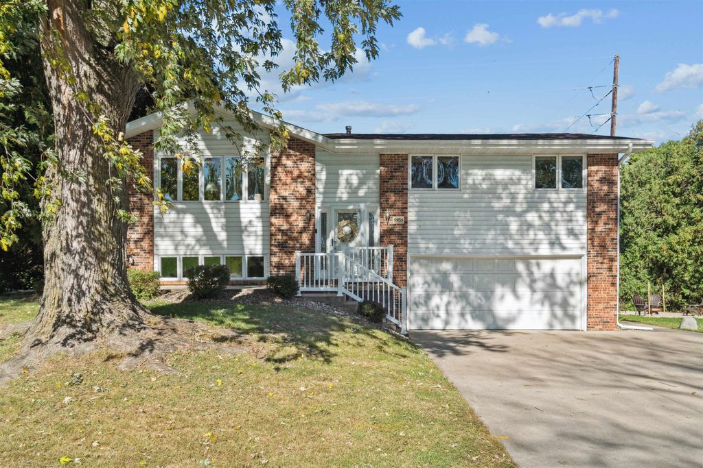 Photo of 9935 Ginger Ridge, Dubuque, IA 52001 (MLS # 153319)