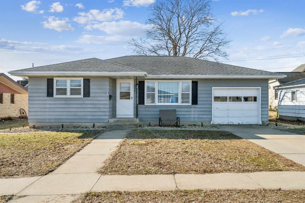 Photo of 613 1st Ave E. Ave, Dyersville, IA 52040 (MLS # 154136)