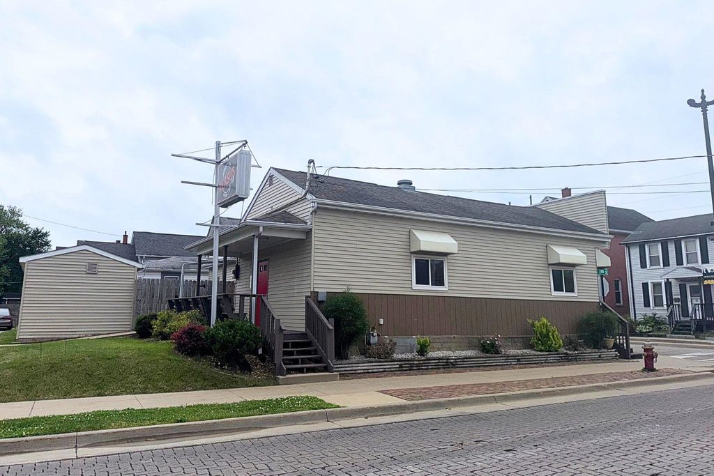 Photo of 2364 Washington Street, Dubuque, IA 52001 (MLS # 152176)