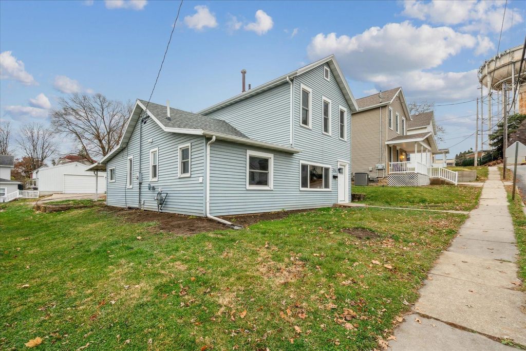 Photo of 1394 W 3rd Street, Dubuque, IA 52001 (MLS # 153534)