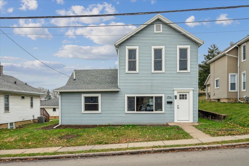 Photo of 1394 W 3rd Street, Dubuque, IA 52001 (MLS # 153534)