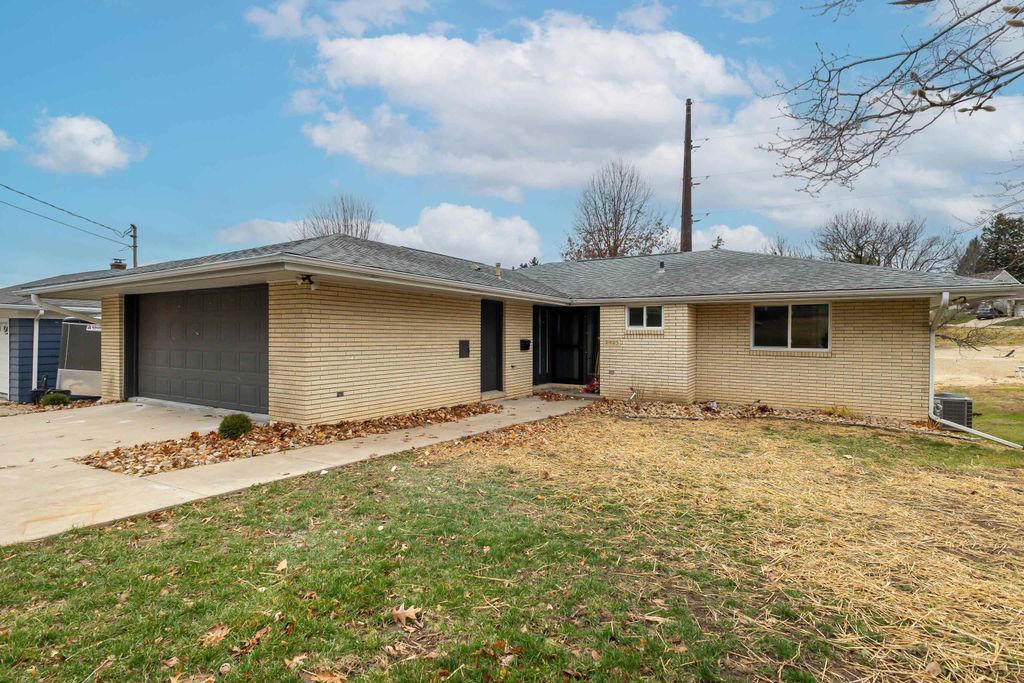 Photo of 2425 Green Street, Dubuque, IA 52001 (MLS # 153555)