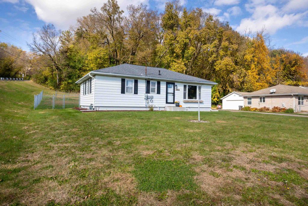 Photo of 1053 Miller Road, Dubuque, IA 52003 (MLS # 153388)