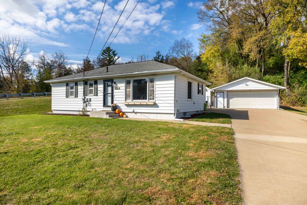 Photo of 1053 Miller Road, Dubuque, IA 52003 (MLS # 153388)