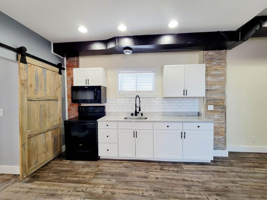 Photo of 1555 Central Avenue, Dubuque, IA 52001 (MLS # 153656)