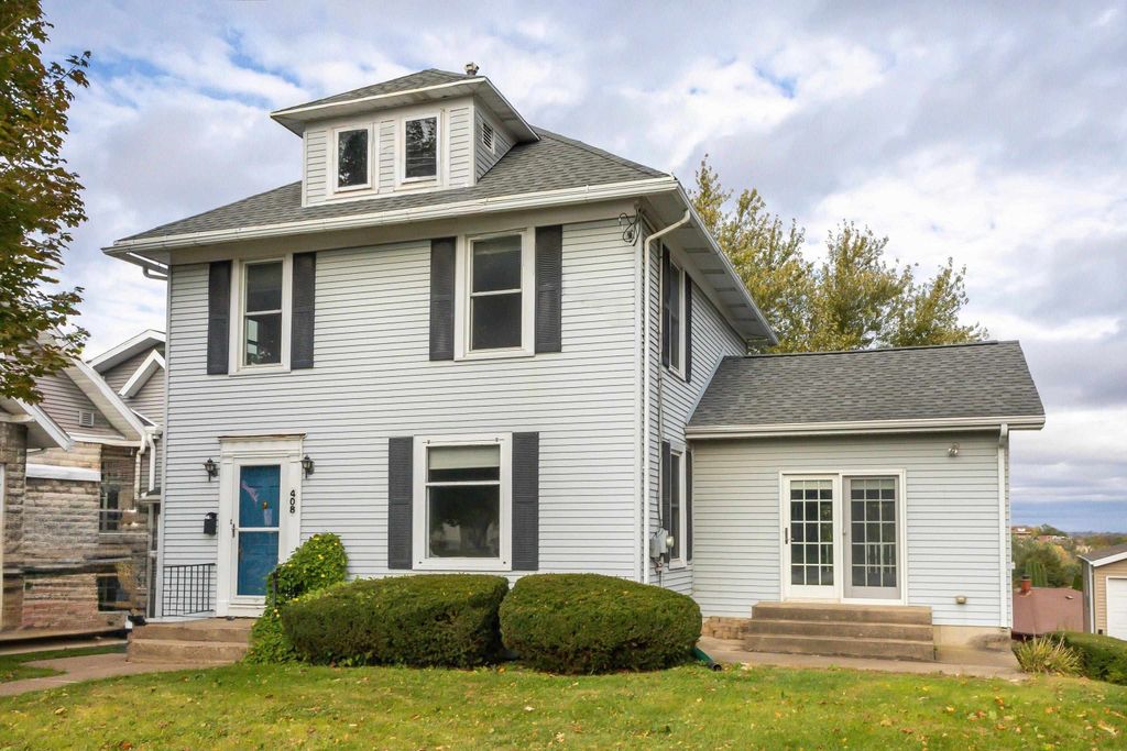 Photo of 408 S Grandview Avenue, Dubuque, IA 52003 (MLS # 153332)