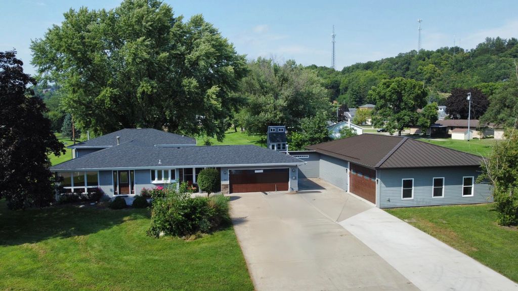 Photo of 707 Mill Creek Road, Bellevue, IA 52031 (MLS # 152830)