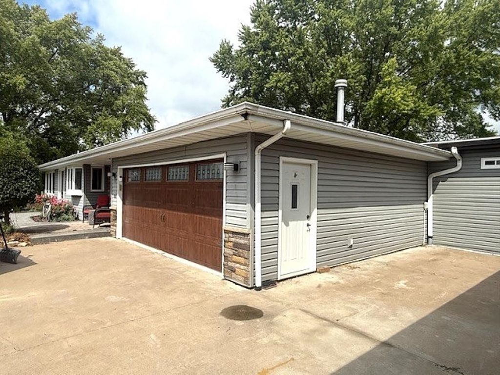 Photo of 707 Mill Creek Road, Bellevue, IA 52031 (MLS # 152830)