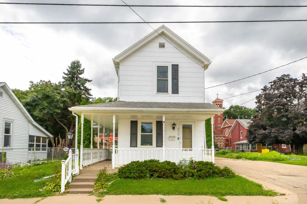 Photo of 2915 White Street, Dubuque, IA 52001 (MLS # 152781)