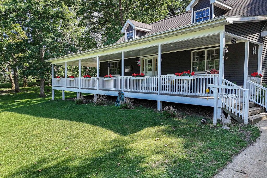 Photo of 801 Hickory Lane, Delhi, IA 52223 (MLS # 152893)