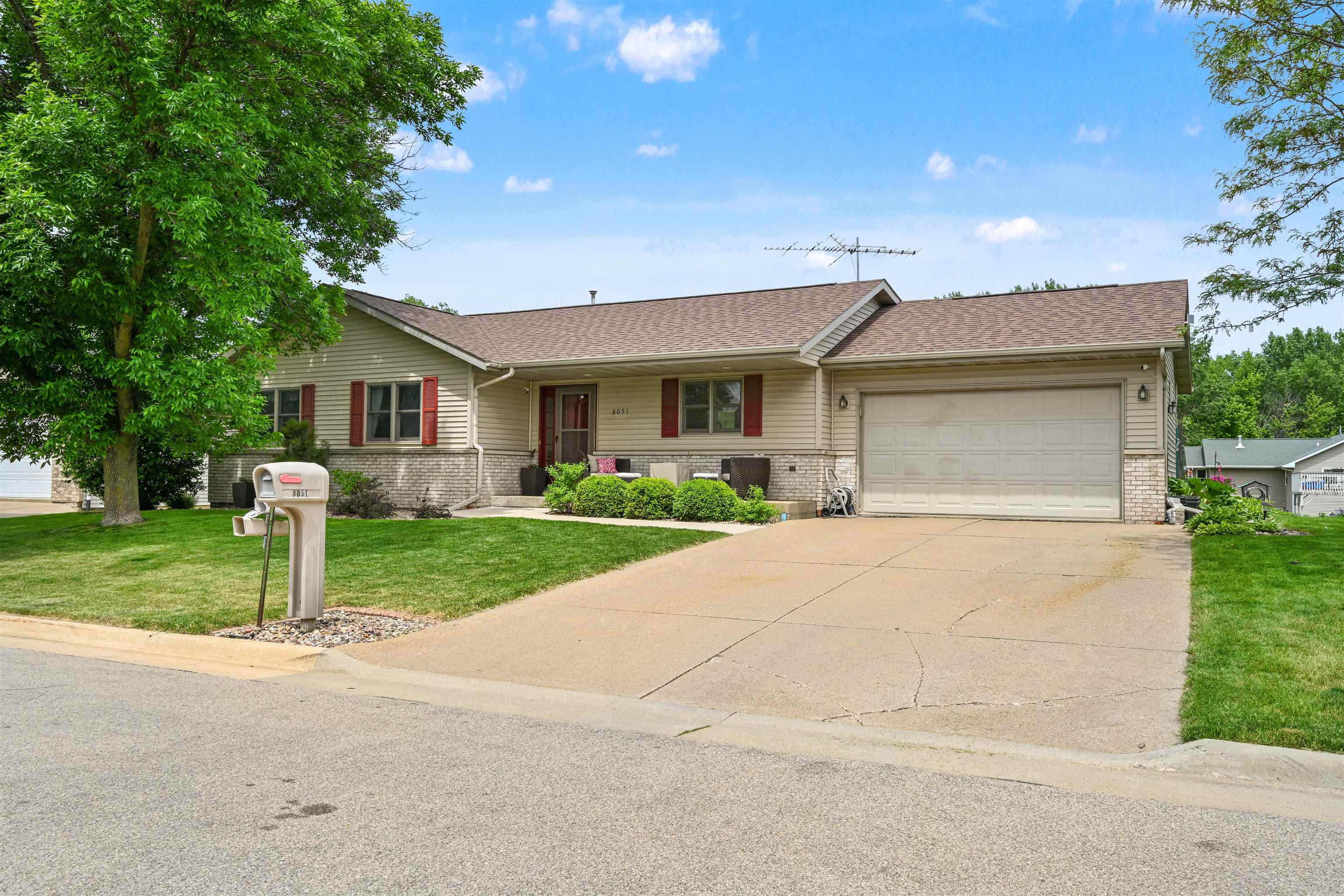 Photo 1 of 28 — 8051 Kalb Ridge Street, Peosta, IA 52068