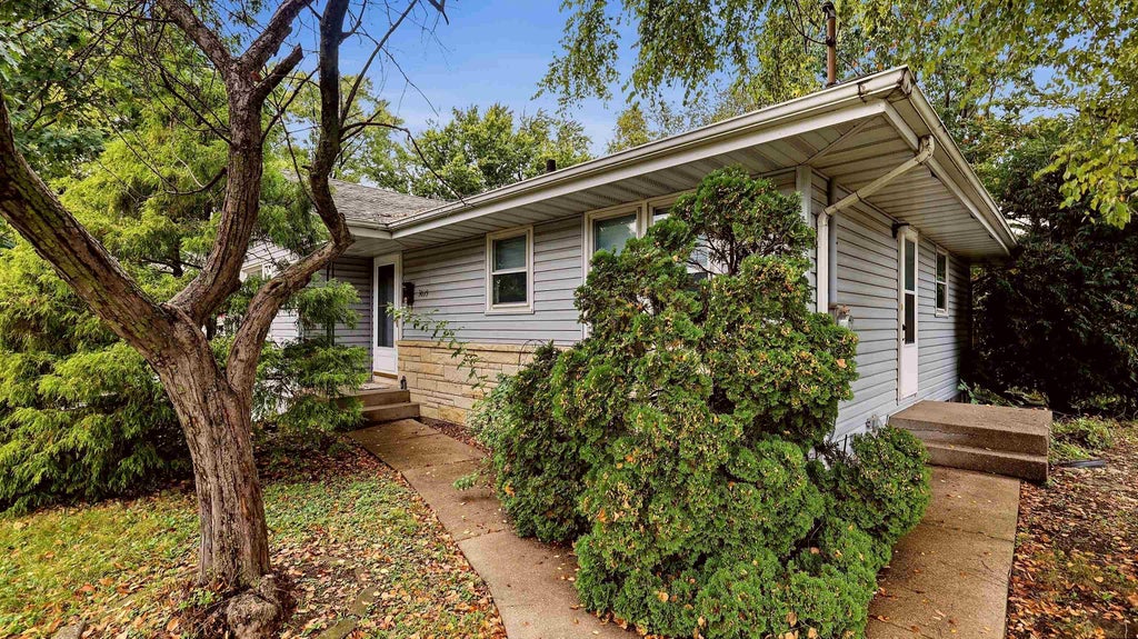Photo of Dubuque, IA 52001 (MLS # 155867)