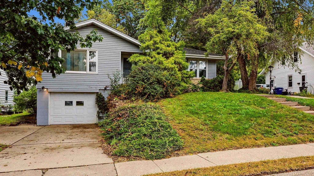 Photo of Dubuque, IA 52001 (MLS # 155867)